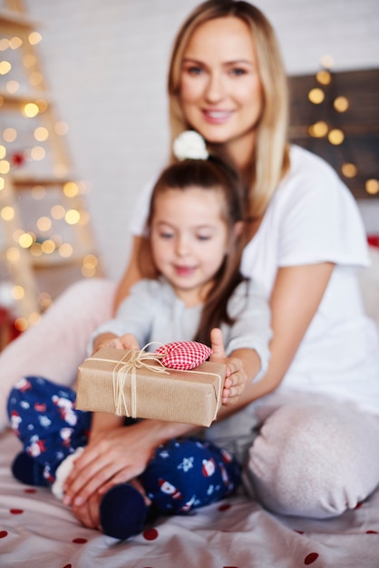 Les mains de l'enfant donnant les cadeaux de Noël