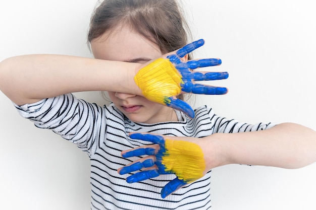 Mains d'enfant peintes sur les couleurs du drapeau ukrainien