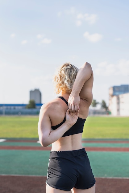 Mains, étirement, exercice, jeune femme