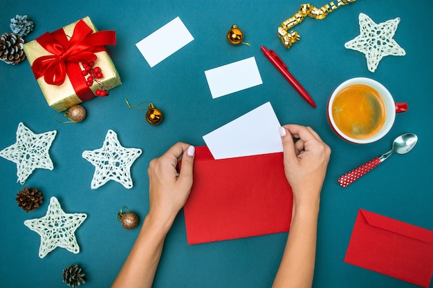 Les mains famale avec des décorations de Noël.