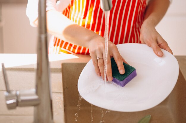 Des mains féminines lavant des doshes se bouchent