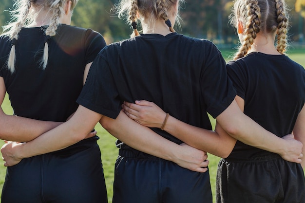 Photo gratuite mains féminines s'embrassant