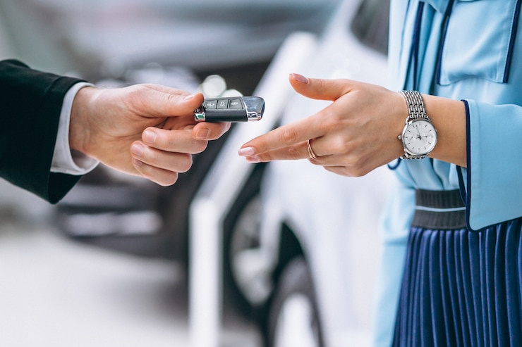 Photo gratuit des mains féminines se bouchent avec des clés de voiture