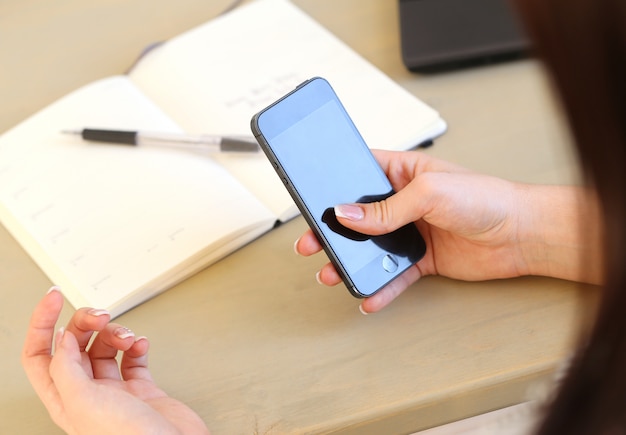 Mains féminines avec téléphone