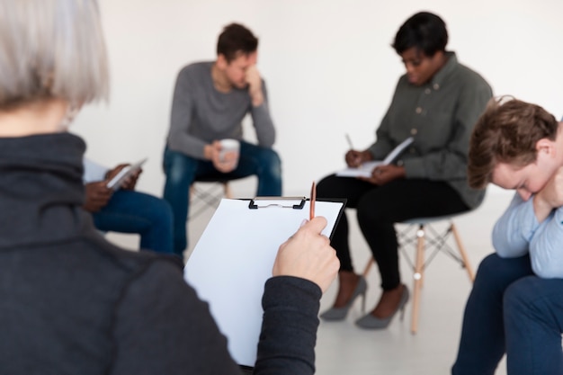 Mains féminines tenant un presse-papiers avec feuille vierge