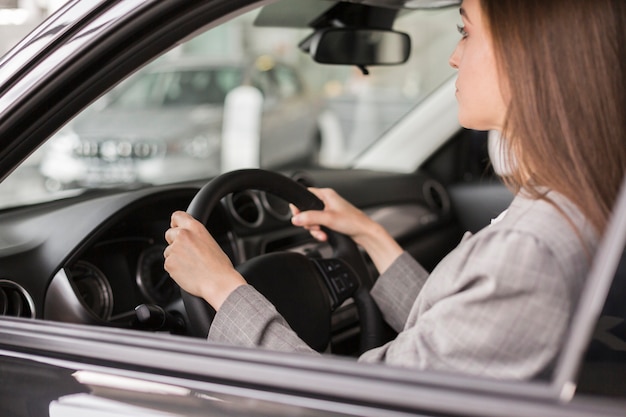 Mains féminines tenant une roue