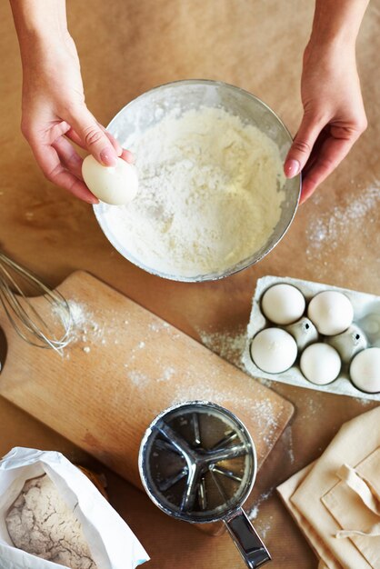 Mains de femme et ingrédients de cuisson