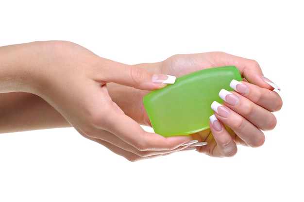 Les mains de la femme tiennent le savon vert