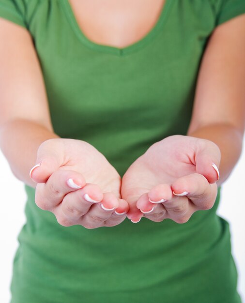 Mains de femme vide isolées sur fond blanc