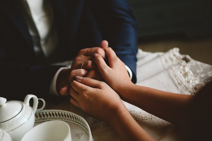 Photo gratuit les mains des femmes et des hommes avec des anneaux de mariage
