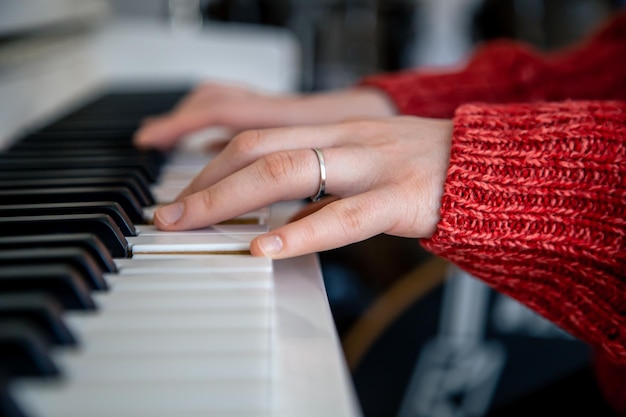 Photo gratuite les mains des femmes jouent sur un gros plan de piano blanc