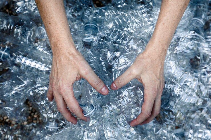 Photo gratuit les mains des femmes saisissant des bouteilles en plastique pour les ramasser et les jeter