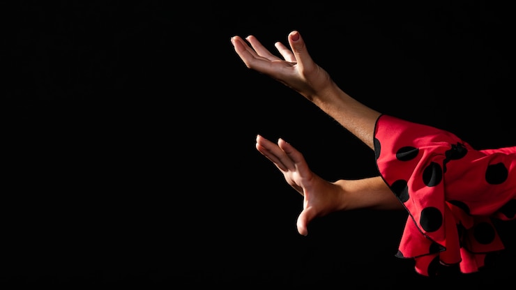 Photo gratuit mains de flamenca en mouvement avec espace de copie