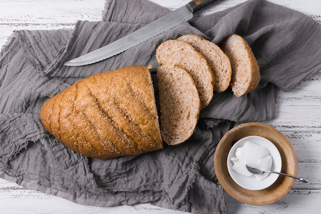 Mains fraîches chaudes de pain et de crème sure