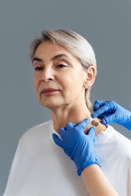 Mains avec des gants de protection touchant la peau