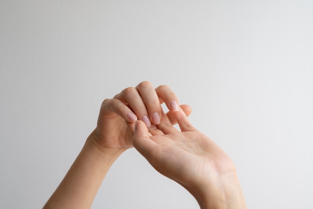 Des mains humaines sur un fond clair