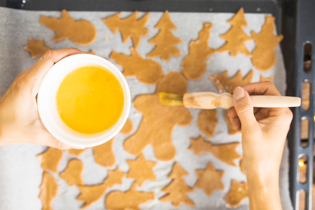 Photo gratuite mains humaines avec des jaunes d'oeufs maculant la pâte à biscuits