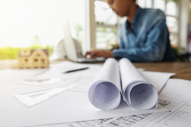 Mains d&#39;ingénieur travaillant sur le modèle, concept de construction. Outils d&#39;ingénierie effet de filtre rétro-tonalité de tension, mise au point douce (mise au point sélective)