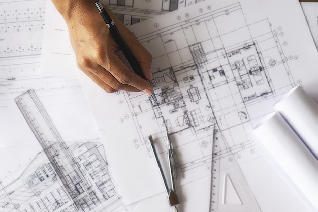 Mains d'ingénieur travaillant sur le modèle, concept de construction. Outils d'ingénierie effet de filtre rétro-tonalité de tension, mise au point douce (mise au point sélective)