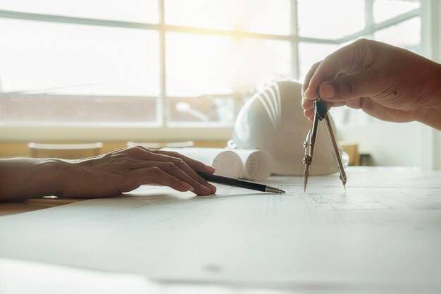 Mains d&#39;ingénieur travaillant sur le modèle, concept de construction. Outils d&#39;ingénierie effet de filtre rétro-tonalité de tension, mise au point douce (mise au point sélective)