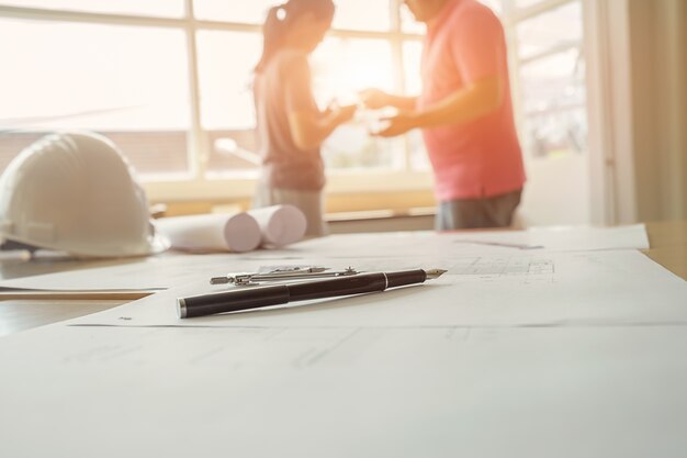 Mains d&#39;ingénieur travaillant sur le modèle, concept de construction. Outils d&#39;ingénierie effet de filtre rétro-tonalité de tension, mise au point douce (mise au point sélective)