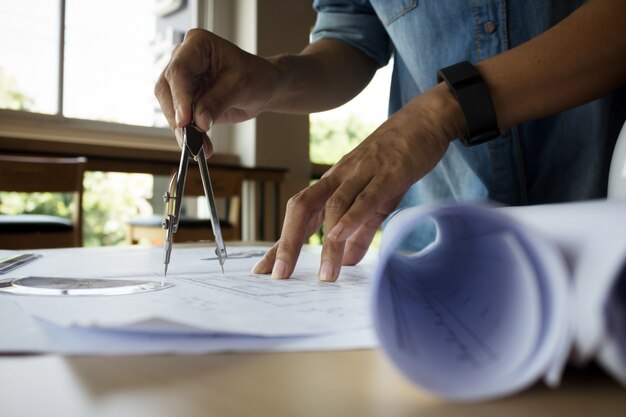 Mains d&#39;ingénieur travaillant sur le modèle, concept de construction. Outils d&#39;ingénierie effet de filtre rétro-tonalité de tension, mise au point douce (mise au point sélective)