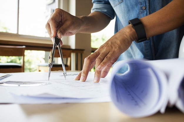 Mains d&#39;ingénieur travaillant sur le modèle, concept de construction. Outils d&#39;ingénierie effet de filtre rétro-tonalité de tension, mise au point douce (mise au point sélective)