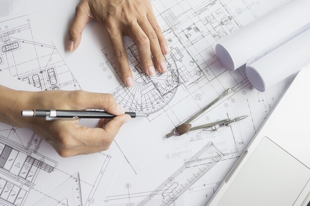 Mains d&#39;ingénieur travaillant sur le modèle, concept de construction. Outils d&#39;ingénierie effet de filtre rétro-tonalité de tension, mise au point douce (mise au point sélective)