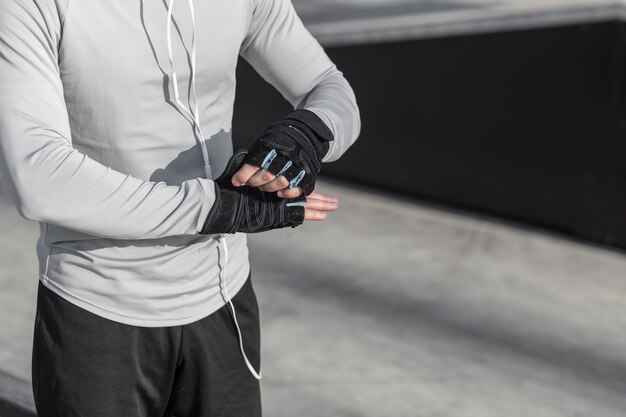 Mains masculines mettant des gants pour l'entraînement