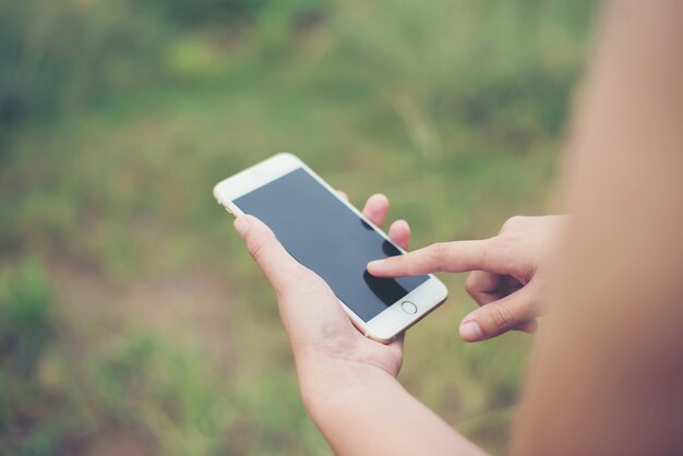 Les mains avec un mobile