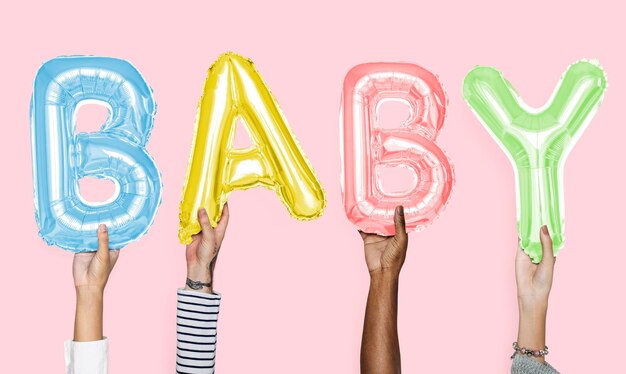 Mains montrant le mot ballons bébé