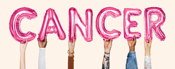 Photo gratuit mains montrant le mot ballons de cancer