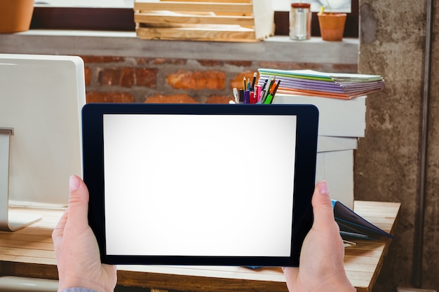 Photo gratuite les mains montrant une tablette au lieu de travail
