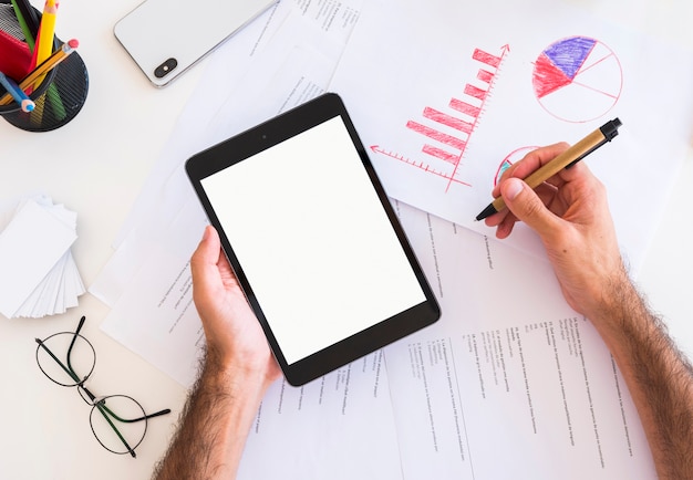 Mains montrant une tablette avec écran blanc