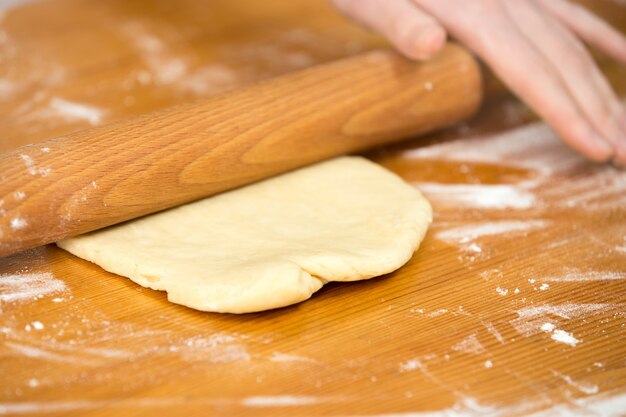 Les mains avec une pâte de broyage rool