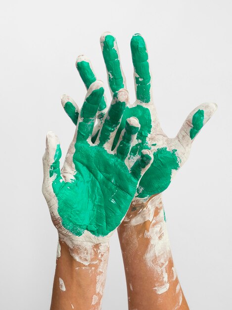 Mains peintes avec des couleurs