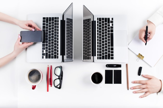 Mains de personnes travaillant au bureau. La technologie.