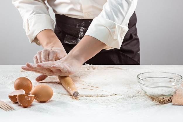 Mains pétrissant une pâte