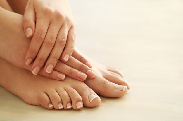 Mains et pieds d'une femme