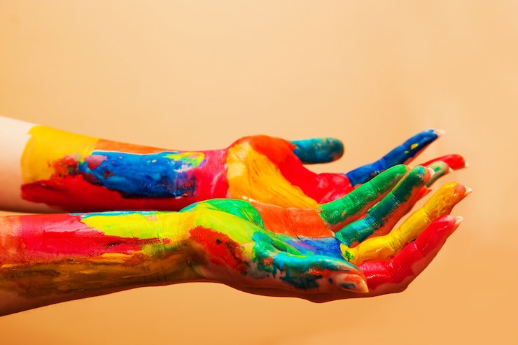 Photo gratuit mains pleines de couleurs