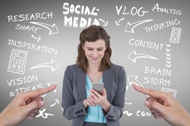 Mains pointant vers une femme d'affaires heureuse utilisant son téléphone sur fond gris avec l'icône des médias sociaux