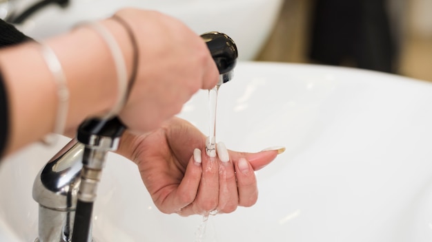 Mains avec pomme de douche