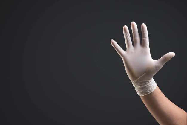 Mains portant des gants médicaux à l'aide d'un écran invisible