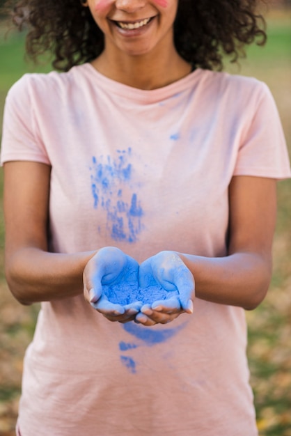 Mains avec de la poudre bleue close-up