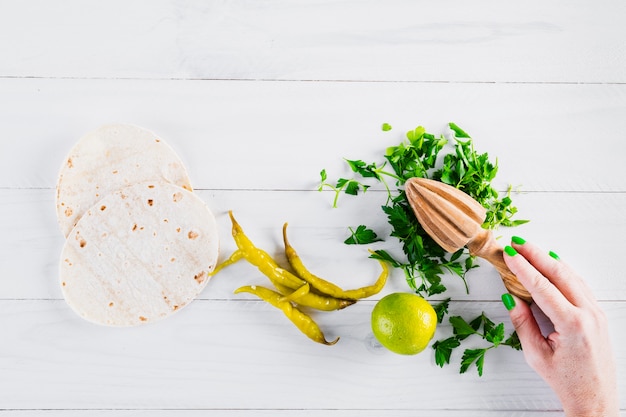 Mains préparant une délicieuse cuisine mexicaine