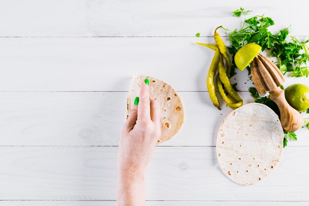 Mains préparant une délicieuse cuisine mexicaine