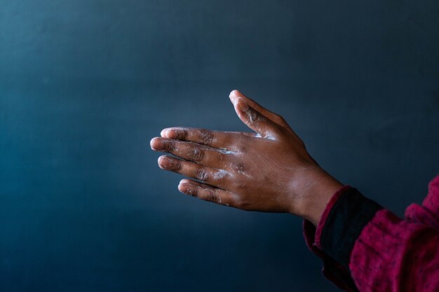 Mains savonnées d'une personne - importance de se laver les mains pendant la pandémie de coronavirus