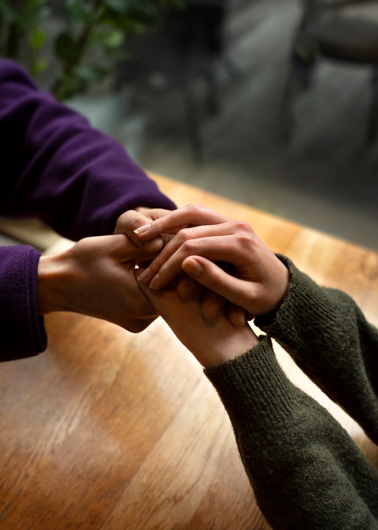 Photo gratuit les mains se tenant l'une de l'autre pour se soutenir