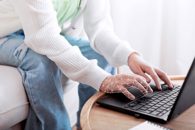 Mains tapant sur le clavier d'un ordinateur portable