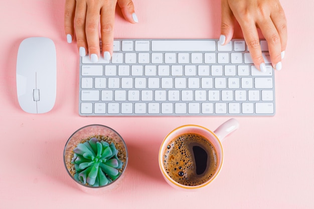 Mains tapant sur le clavier de l'ordinateur